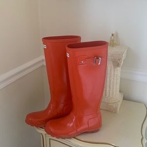 Cute hunter boots color orange size 6 fits for a size 7